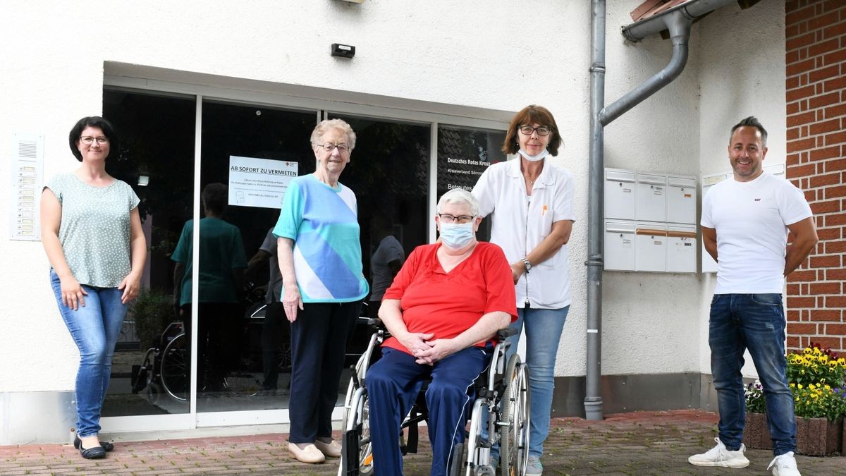 Diana Herold (links) und Christian Jens (rechts) sind beim DRK für das Betreute Wohnen verantwortlich. Christa Prosaik und Christel Weidig werden von Pflegerin Manuela Crämer unterstützt, wenn sie Hilfe brauchen.