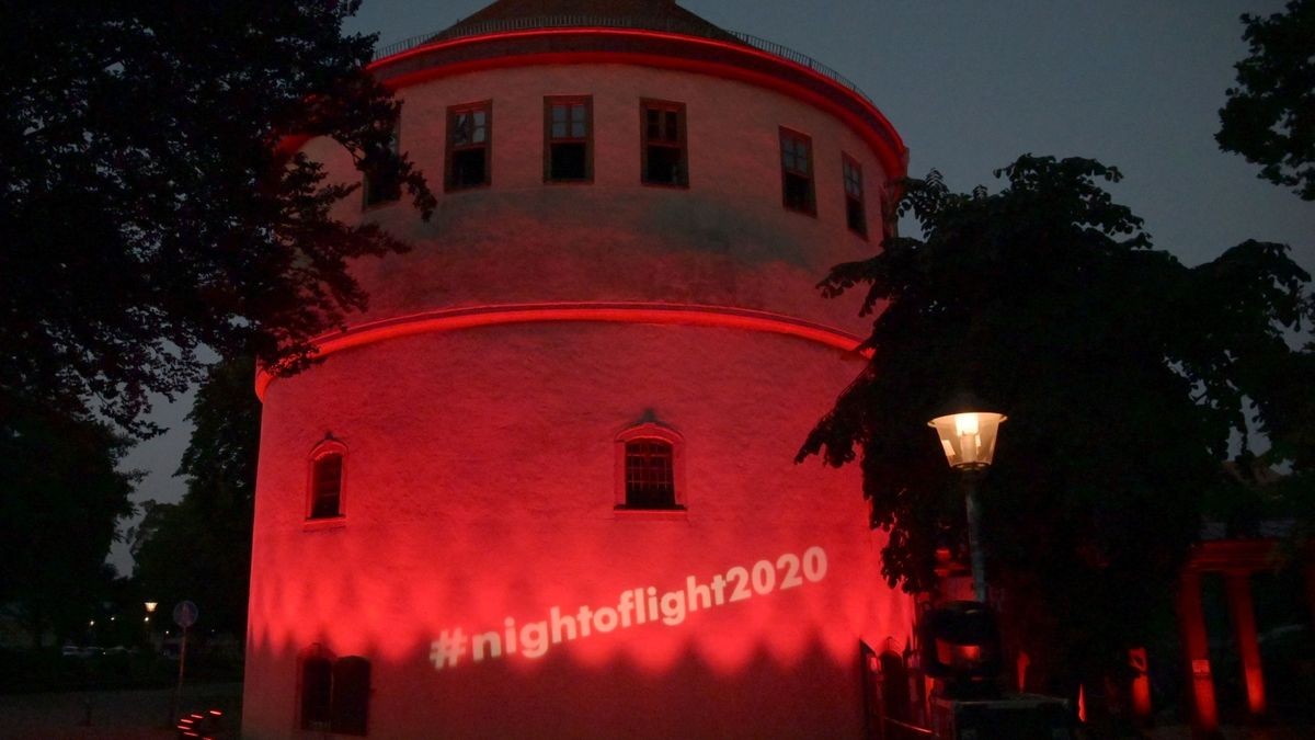 Alarmstufe Rot: Kasseturm und Arkaden verwandelt von Adapoe zur Night of Light.