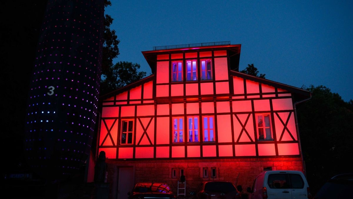 Alarmstufe Rot: Rest of best Vernastaltungstechnik mit Lochblechbaum zur  Night of Light.