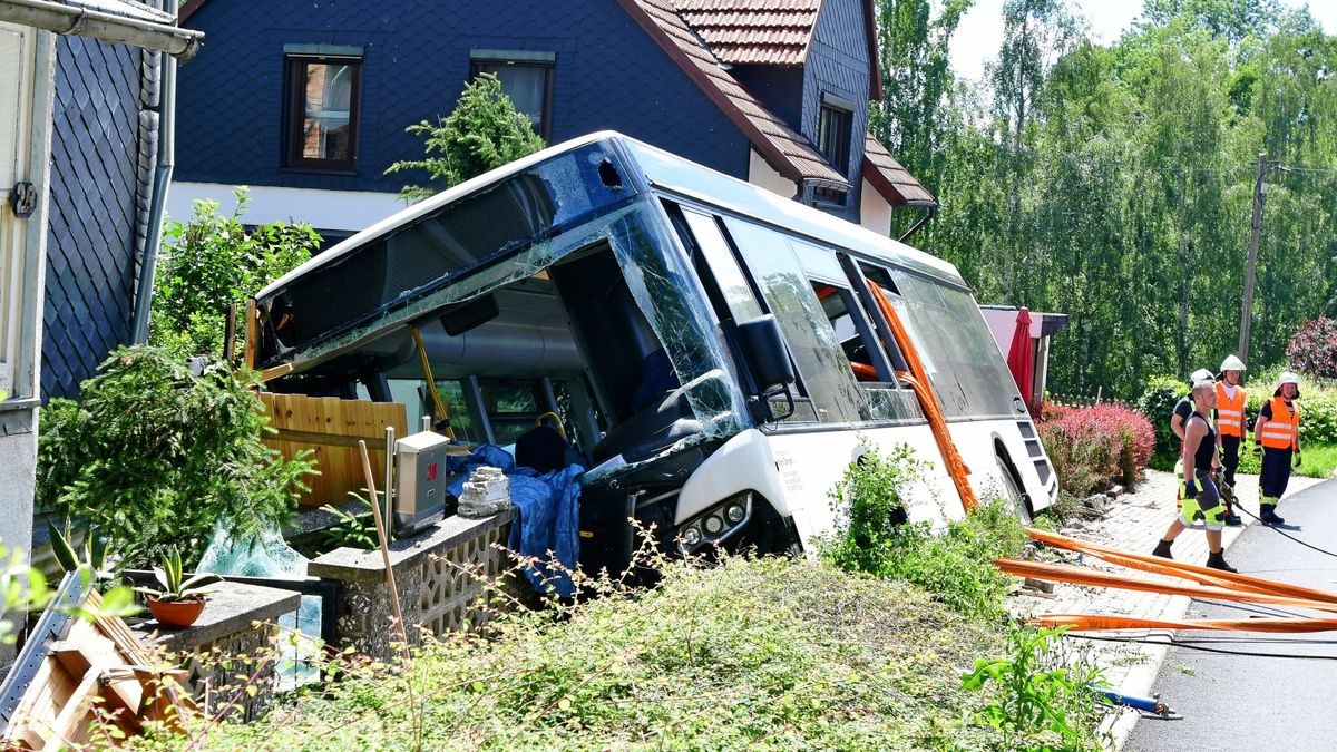 In Cottendorf (Ilm-Kreis) kracht ein Linienbus zwischen zwei Häuser. Busfahrer (41) und Fahrgast (77) werden zum Glück nur leicht verletzt.