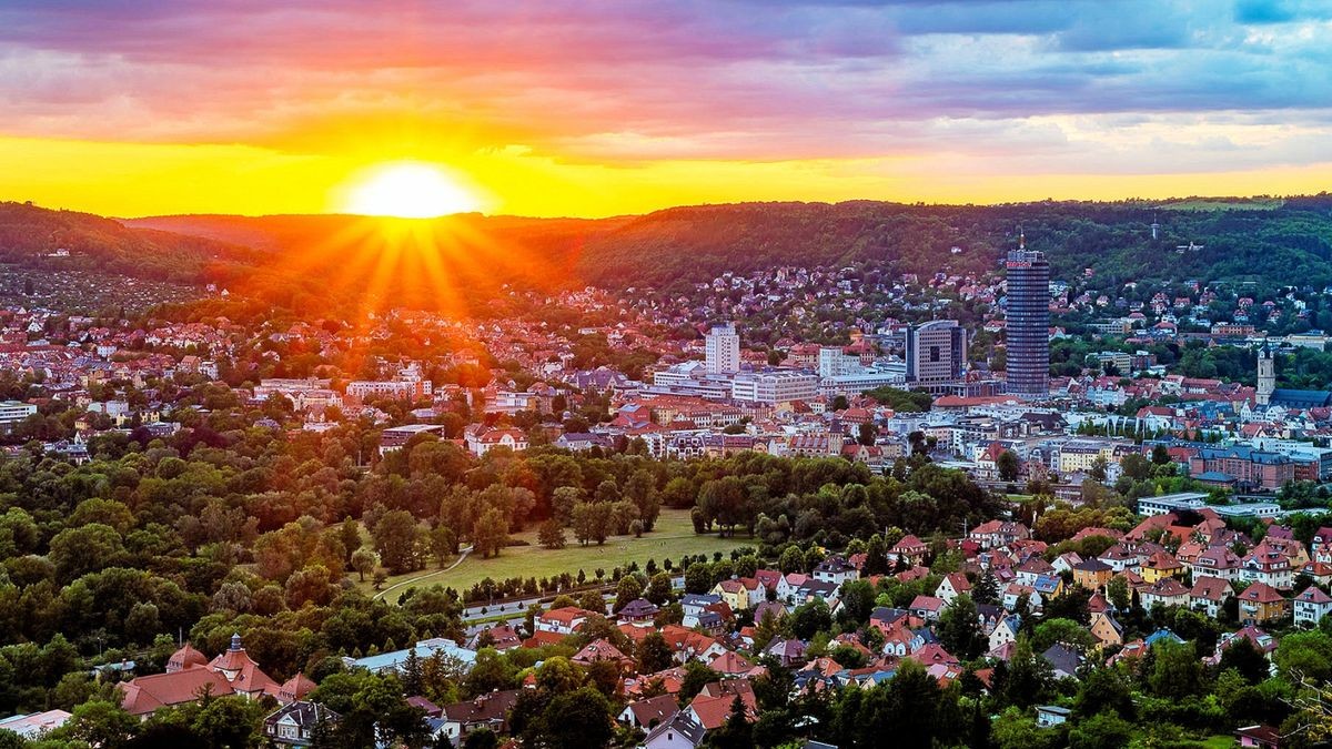 Blick von der Horizontale aufs Jenaer Stadtzentrum beim Sonnenuntergang – nur eines der Motive, die im Spendenkalender zu sehen sind.