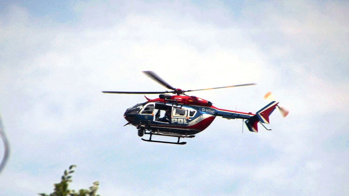 Ein Polizeihubschrauber kam ebenfalls zum Einsatz, um das Kind zu finden. (Symbolbild)