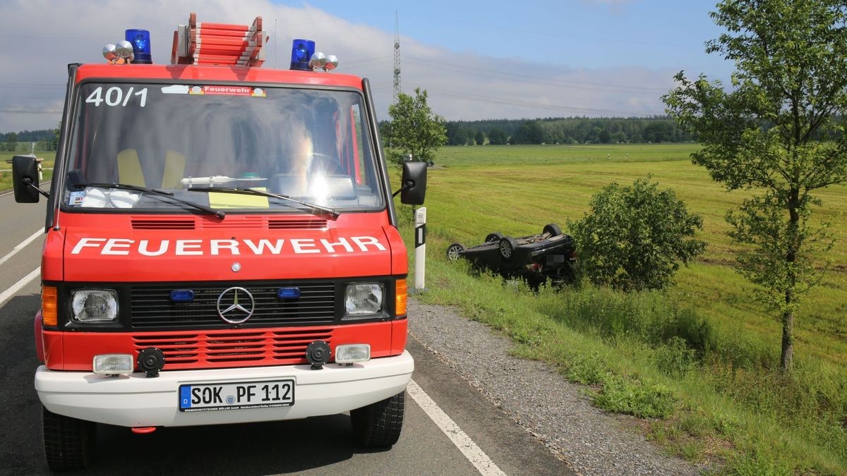 Dabei überschlug sich der BMW mehrfach und blieb schlussendlich auf dem Dach liegen.