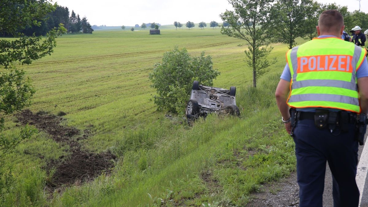 Wie durch ein Wunder blieb der Fahrer des Unfallfahrzeugs unverletzt. Sein Beifahrer musste mit schweren Verletzungen in ein Krankenhaus gebracht werden.