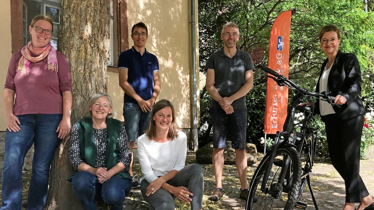 Mit dem Radl da: Birgit Fischer (rechts) von der Erfurter Bank übergibt dem Team der Naturstiftung David ein E-Bike. Von links: Stefanie Schröter, Gerlinde Straka, Matthias Golle, Christin Brauer und Martin Schmidt.