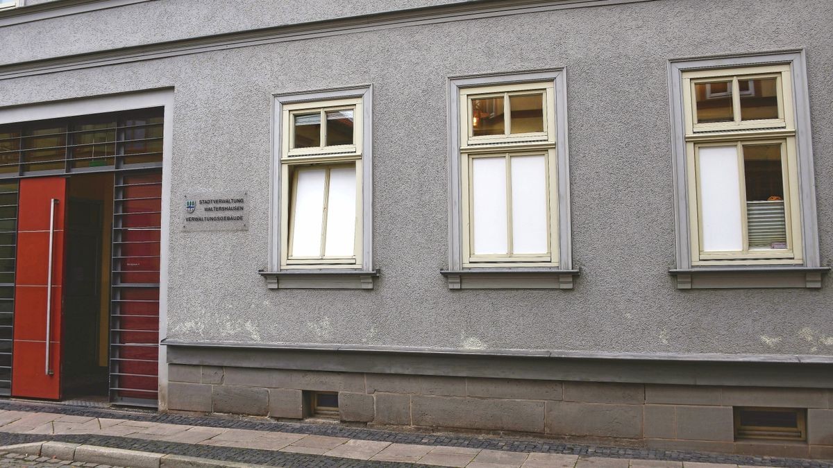 Unbekannte Täter haben diese Fenster im Verwaltungsgebäude der Stadt Waltershausen in der Borngasse eingeschlagen, die nun erst einmal gesichert wurden.