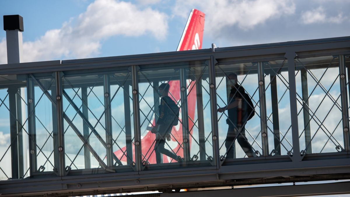 Mit der Aufhebung der Reisewarnung startete am Donnerstag der touristische Flugverkehr vom Flughafen Erfurt-Weimar mit einem Flug der Corendon Airlines nach Rhodos.