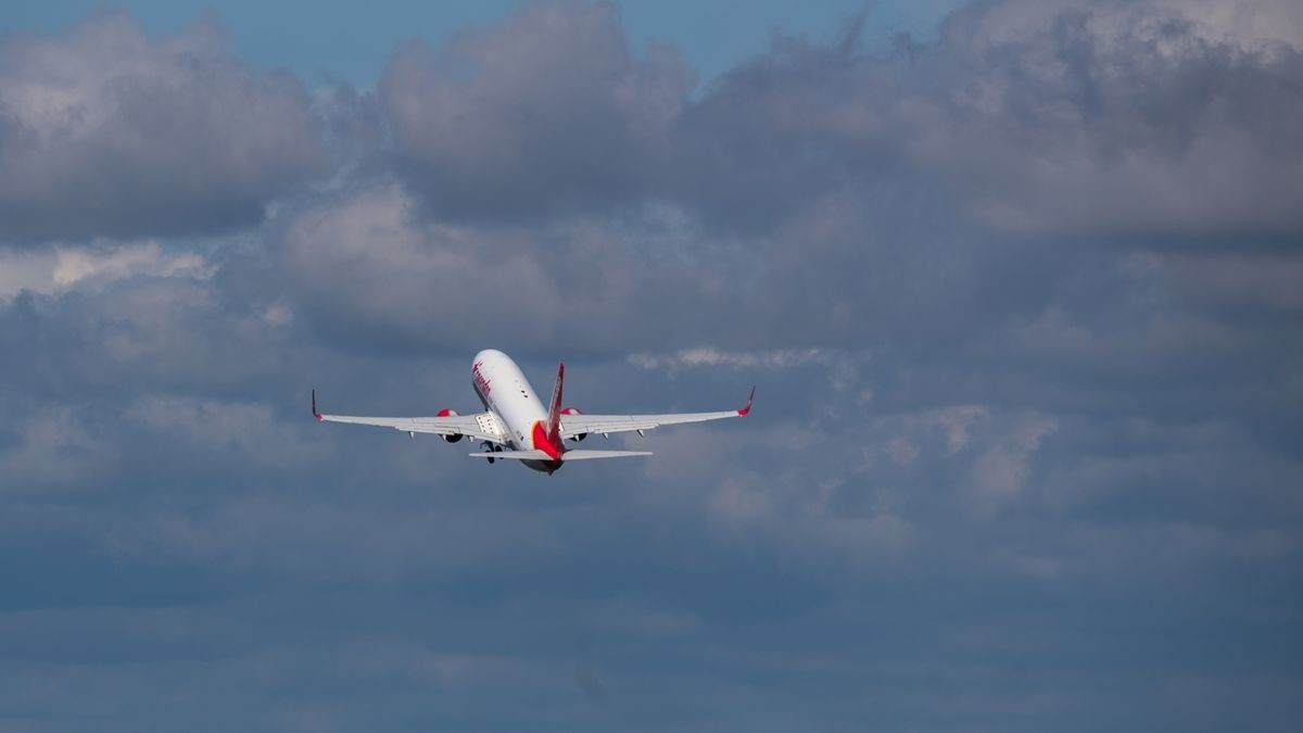 Mit der Aufhebung der Reisewarnung startete am Donnerstag der touristische Flugverkehr vom Flughafen Erfurt-Weimar mit einem Flug der Corendon Airlines nach Rhodos.