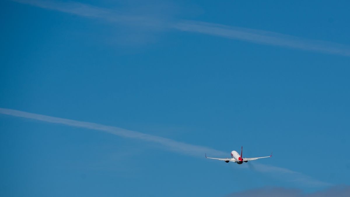 Mit der Aufhebung der Reisewarnung startete am Donnerstag der touristische Flugverkehr vom Flughafen Erfurt-Weimar mit einem Flug der Corendon Airlines nach Rhodos.