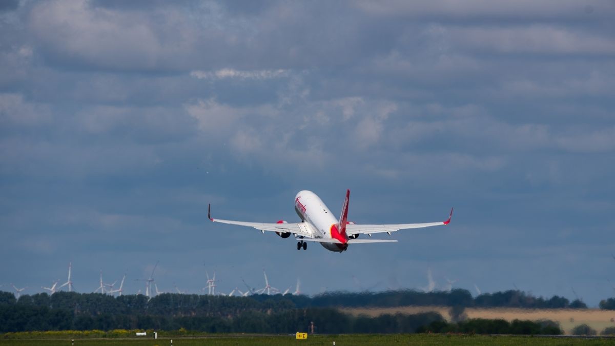 Mit der Aufhebung der Reisewarnung startete am Donnerstag der touristische Flugverkehr vom Flughafen Erfurt-Weimar mit einem Flug der Corendon Airlines nach Rhodos.