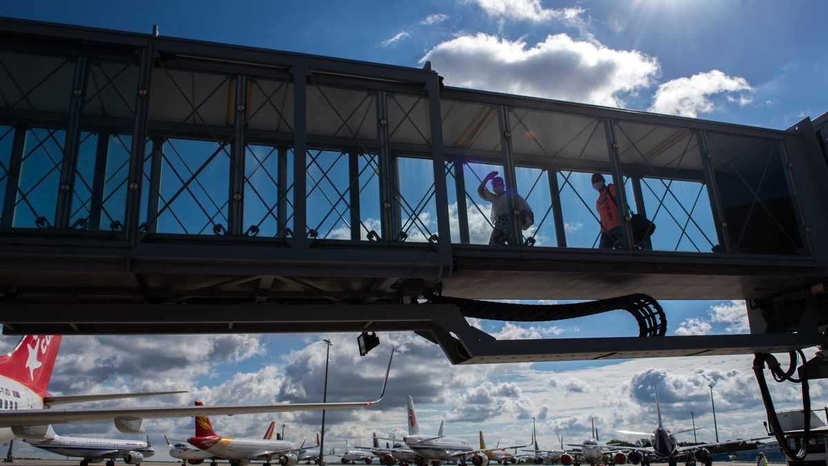 Mit der Aufhebung der Reisewarnung startete am Donnerstag der touristische Flugverkehr vom Flughafen Erfurt-Weimar mit einem Flug der Corendon Airlines nach Rhodos.