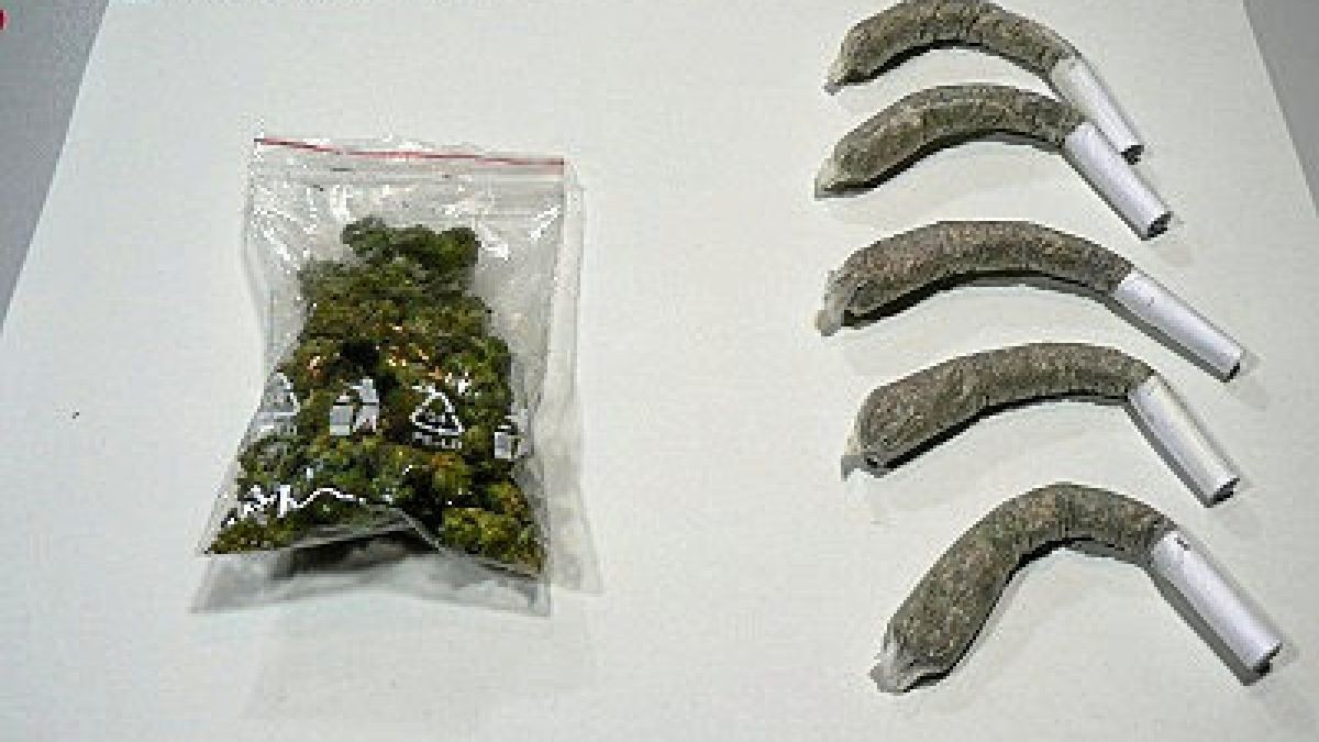 Beim Abschnüffeln des Gepäcks entdeckte der Vierbeiner eine Blechdose. Und siehe da: In dieser befanden sich sieben Joints. Hinzukamen weitere 5,3 Gramm Marihuana.