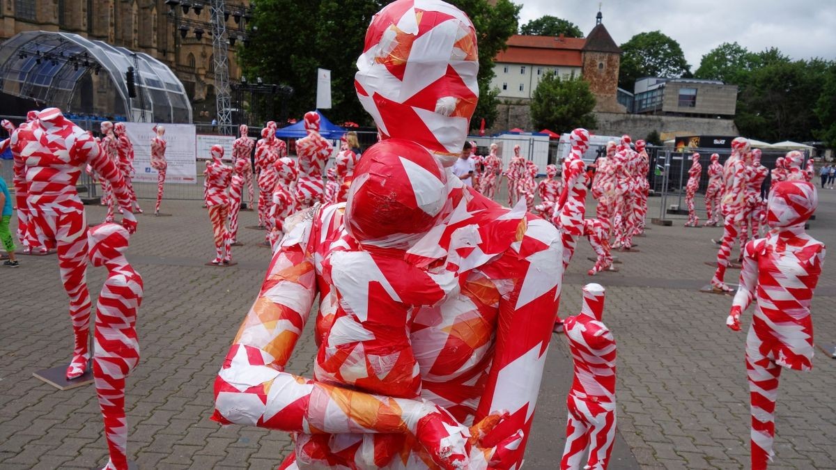 „Maria mit dem Kind“ – wie er diese selbst benannte – sind Teil der Installation des Künstlers Dennis Josef Meseg.