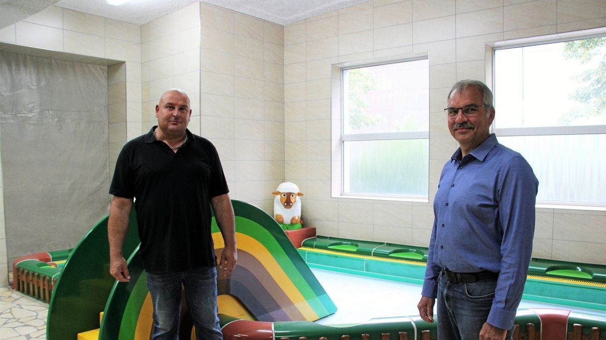 Auch das Kinderbecken, vor dem Stadtwerke-Geschäftsführer Roland Schwarzkopf und Betriebsleiter Torsten Krull stehen, wurde in den letzten Jahren erneuert.