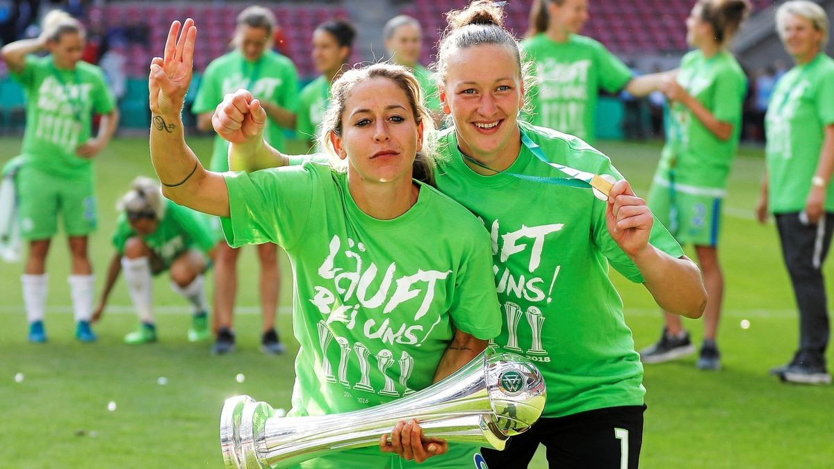 Erfolgreich: Anna Blässe (links), hier vor zwei Jahren mit Torhüterin Almuth Schult, hält den DFB-Pokal der Frauen in der Hand.