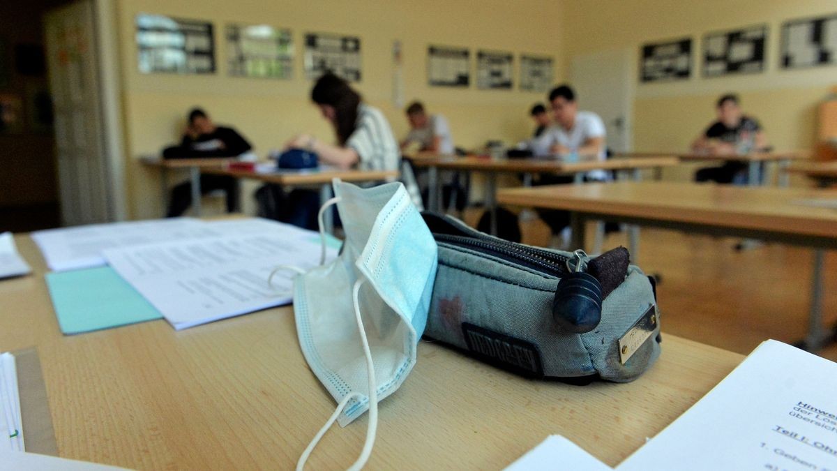 Der Mund- und Nasen-Schutz bleibt, an weiterführenden Schulen bleibt es bis zum Schuljahresende beim Mix aus Präsenz- und Distanzunterricht (Symbolfoto). 