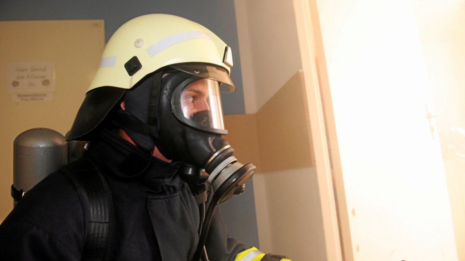 Beißender Geruch Großeinsatz in Mehrfamilienhaus Randalierer ziehen durch Innenstadt