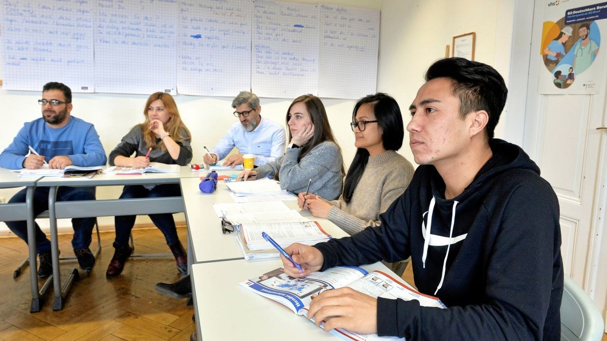 Deutschkurse für Migranten werden auch an der Volkshochschule Gera angeboten. Moneer Al Zubean aus Syrien, Alona Iaroshevych aus der Ukraine, Kataiba Haj Bakri aus Syrien, Sana Alfarekh aus Syrien, April Go-Gagoshidze von den Philippinen und Ali Ghasemi aus Afghanisten (von links) drücken derzeit die Schulbank.