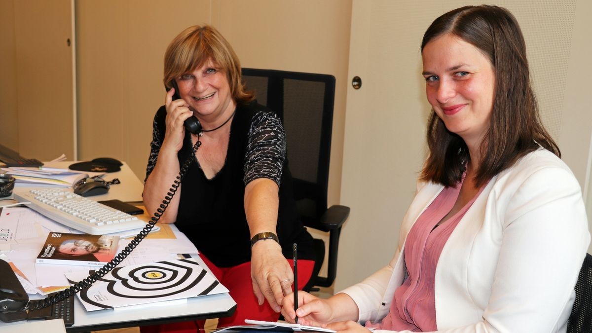 Antje Bräuer (l.), Leiterin des DNT-Besucherservice,  und Stellvertreterin Ernestine Martin bei der Arbeit.