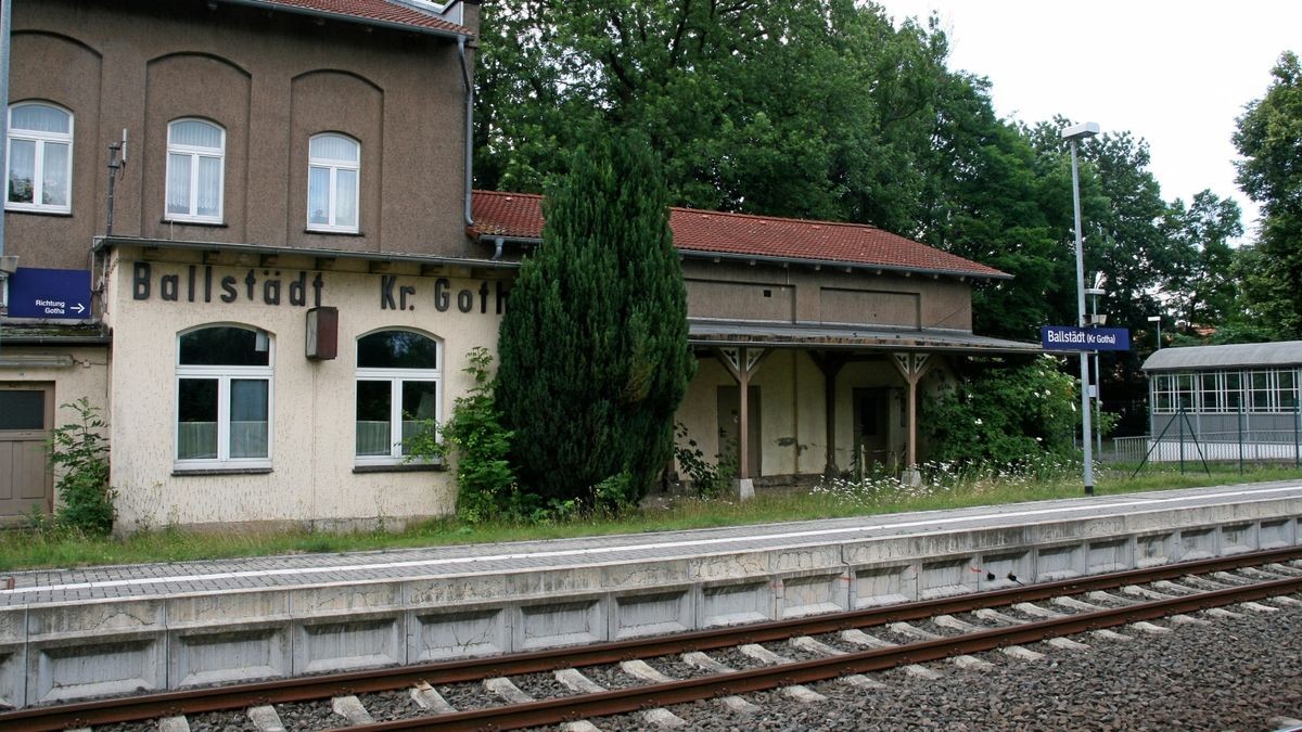 Der Bahnhof Ballstädt liegt ein Stück außerhalb des Dorfes.