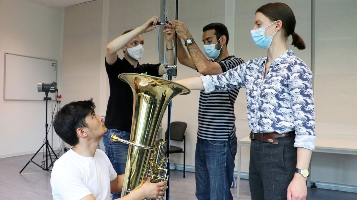 Im Schlierenlabor der Professur Bauphysik stellte sich auch Maximilian Wagner-Shibata, Tuba, den Messungen. Im Bild mit (von links) Alexander Benz, Hayder Alsaad  und Lia Becher.