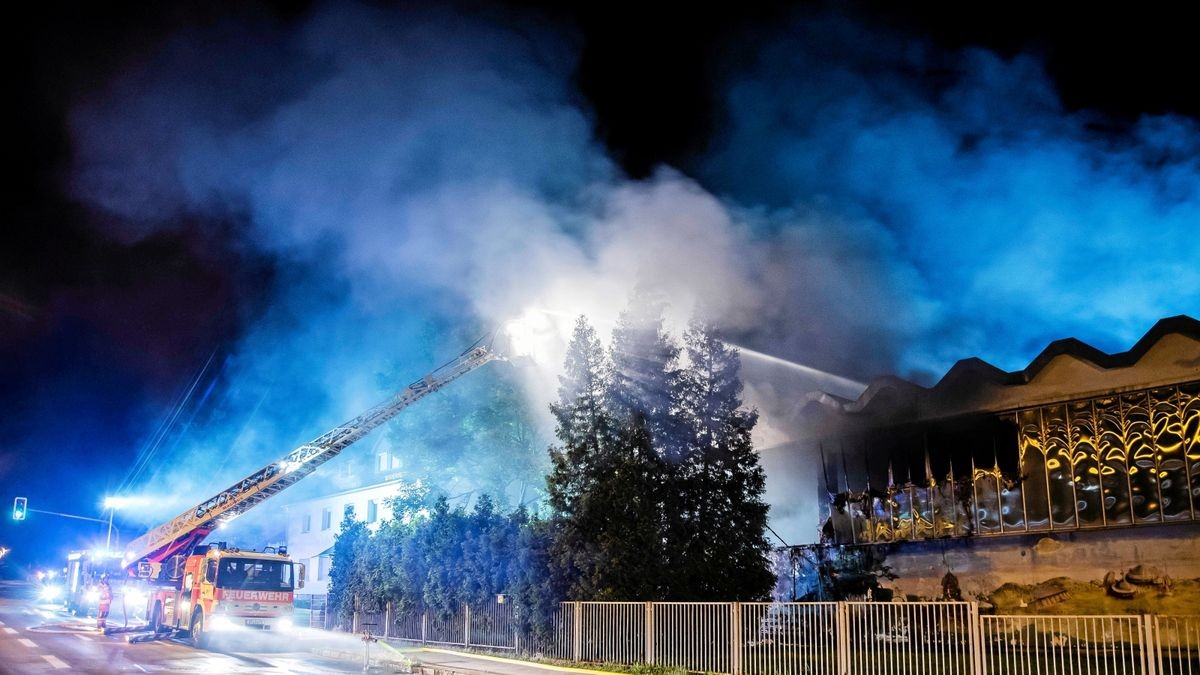 Die Feuerwehr war in der Nacht zum Samstag mehrere Stunden im Einsatz.