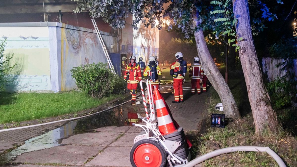 Bei einem Brand in einer Turnhalle in Erfurt ist ein Schaden von knapp 150.000 Euro entstanden. Die Feuerwehr war in der Nacht zum Samstag mehrere Stunden im Einsatz.