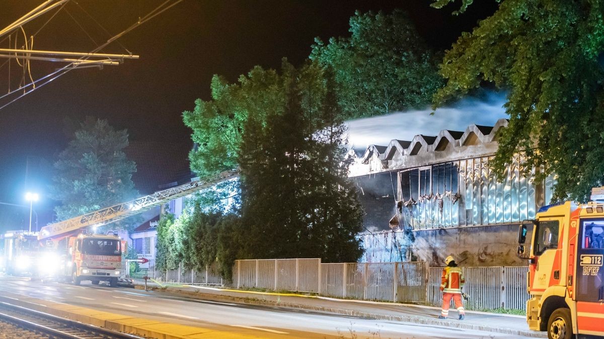 Bei einem Brand in einer Turnhalle in Erfurt ist ein Schaden von knapp 150.000 Euro entstanden. Die Feuerwehr war in der Nacht zum Samstag mehrere Stunden im Einsatz.