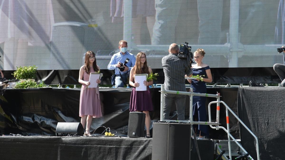 Am Samstagvormittag hat das Gymnasium Bergschule in Apolda coronabedingt eine andere Form für ihre Zeugnisausgabe gewählt - sie fand im Autokino auf der Herressener Promenade statt. Über 350 Besucher in rund 120 Autos verfolgten die Vergabe der Abschlüsse an die 46 Abiturienten des Jahrgangs. Regionale und überregionale Medien berichteten über dieses besondere Ereignis.