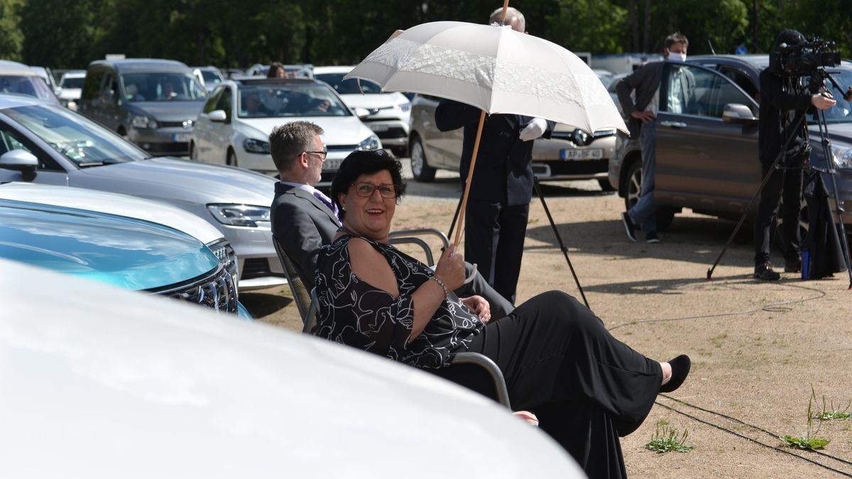 Am Samstagvormittag hat das Gymnasium Bergschule in Apolda coronabedingt eine andere Form für ihre Zeugnisausgabe gewählt - sie fand im Autokino auf der Herressener Promenade statt. Über 350 Besucher in rund 120 Autos verfolgten die Vergabe der Abschlüsse an die 46 Abiturienten des Jahrgangs. Regionale und überregionale Medien berichteten über dieses besondere Ereignis.