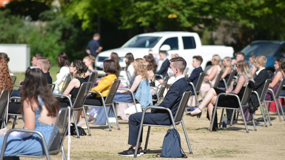 Am Samstagvormittag hat das Gymnasium Bergschule in Apolda coronabedingt eine andere Form für ihre Zeugnisausgabe gewählt - sie fand im Autokino auf der Herressener Promenade statt. Über 350 Besucher in rund 120 Autos verfolgten die Vergabe der Abschlüsse an die 46 Abiturienten des Jahrgangs. Regionale und überregionale Medien berichteten über dieses besondere Ereignis.