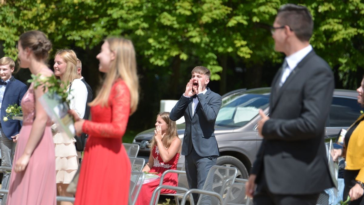 Am Samstagvormittag hat das Gymnasium Bergschule in Apolda coronabedingt eine andere Form für ihre Zeugnisausgabe gewählt - sie fand im Autokino auf der Herressener Promenade statt. Über 350 Besucher in rund 120 Autos verfolgten die Vergabe der Abschlüsse an die 46 Abiturienten des Jahrgangs. Regionale und überregionale Medien berichteten über dieses besondere Ereignis.