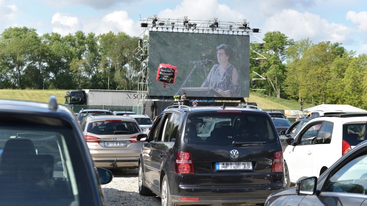 Am Samstagvormittag hat das Gymnasium Bergschule in Apolda coronabedingt eine andere Form für ihre Zeugnisausgabe gewählt - sie fand im Autokino auf der Herressener Promenade statt. Über 350 Besucher in rund 120 Autos verfolgten die Vergabe der Abschlüsse an die 46 Abiturienten des Jahrgangs. Regionale und überregionale Medien berichteten über dieses besondere Ereignis.