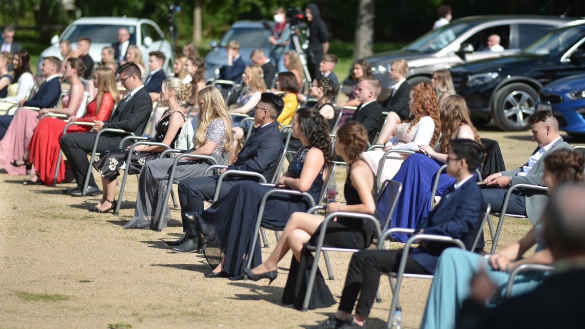 Am Samstagvormittag hat das Gymnasium Bergschule in Apolda coronabedingt eine andere Form für ihre Zeugnisausgabe gewählt - sie fand im Autokino auf der Herressener Promenade statt. Über 350 Besucher in rund 120 Autos verfolgten die Vergabe der Abschlüsse an die 46 Abiturienten des Jahrgangs. Regionale und überregionale Medien berichteten über dieses besondere Ereignis.