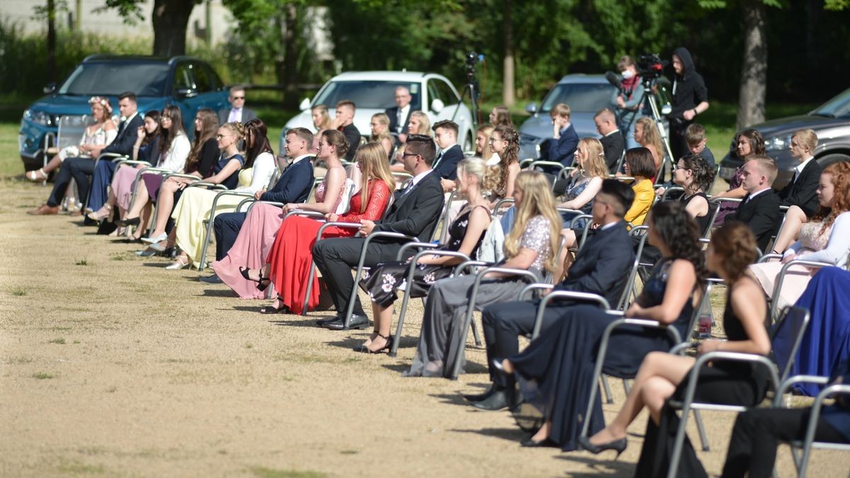 Am Samstagvormittag hat das Gymnasium Bergschule in Apolda coronabedingt eine andere Form für ihre Zeugnisausgabe gewählt - sie fand im Autokino auf der Herressener Promenade statt. Über 350 Besucher in rund 120 Autos verfolgten die Vergabe der Abschlüsse an die 46 Abiturienten des Jahrgangs. Regionale und überregionale Medien berichteten über dieses besondere Ereignis.