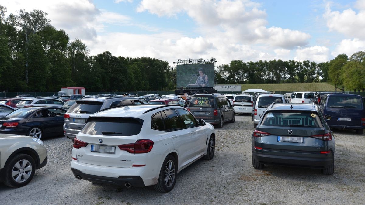 Am Samstagvormittag hat das Gymnasium Bergschule in Apolda coronabedingt eine andere Form für ihre Zeugnisausgabe gewählt - sie fand im Autokino auf der Herressener Promenade statt. Über 350 Besucher in rund 120 Autos verfolgten die Vergabe der Abschlüsse an die 46 Abiturienten des Jahrgangs. Regionale und überregionale Medien berichteten über dieses besondere Ereignis.