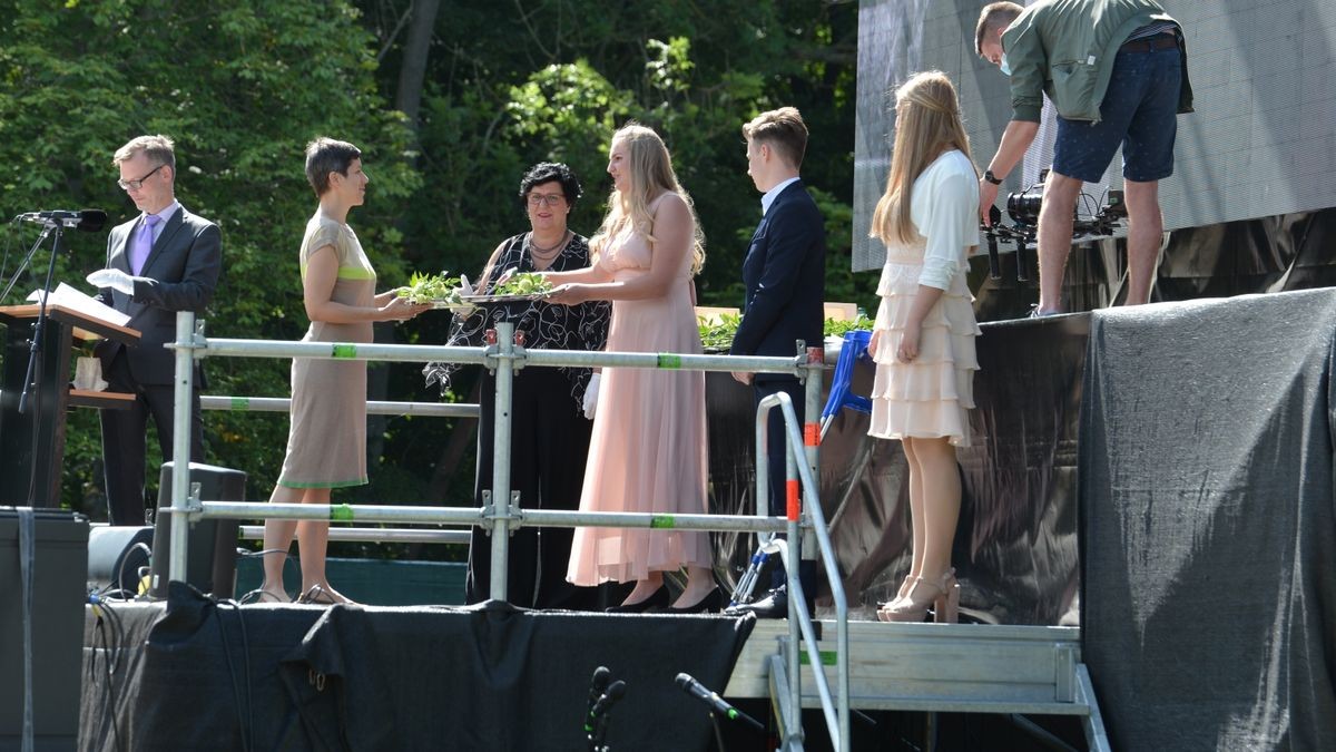 Am Samstagvormittag hat das Gymnasium Bergschule in Apolda coronabedingt eine andere Form für ihre Zeugnisausgabe gewählt - sie fand im Autokino auf der Herressener Promenade statt. Über 350 Besucher in rund 120 Autos verfolgten die Vergabe der Abschlüsse an die 46 Abiturienten des Jahrgangs. Regionale und überregionale Medien berichteten über dieses besondere Ereignis.