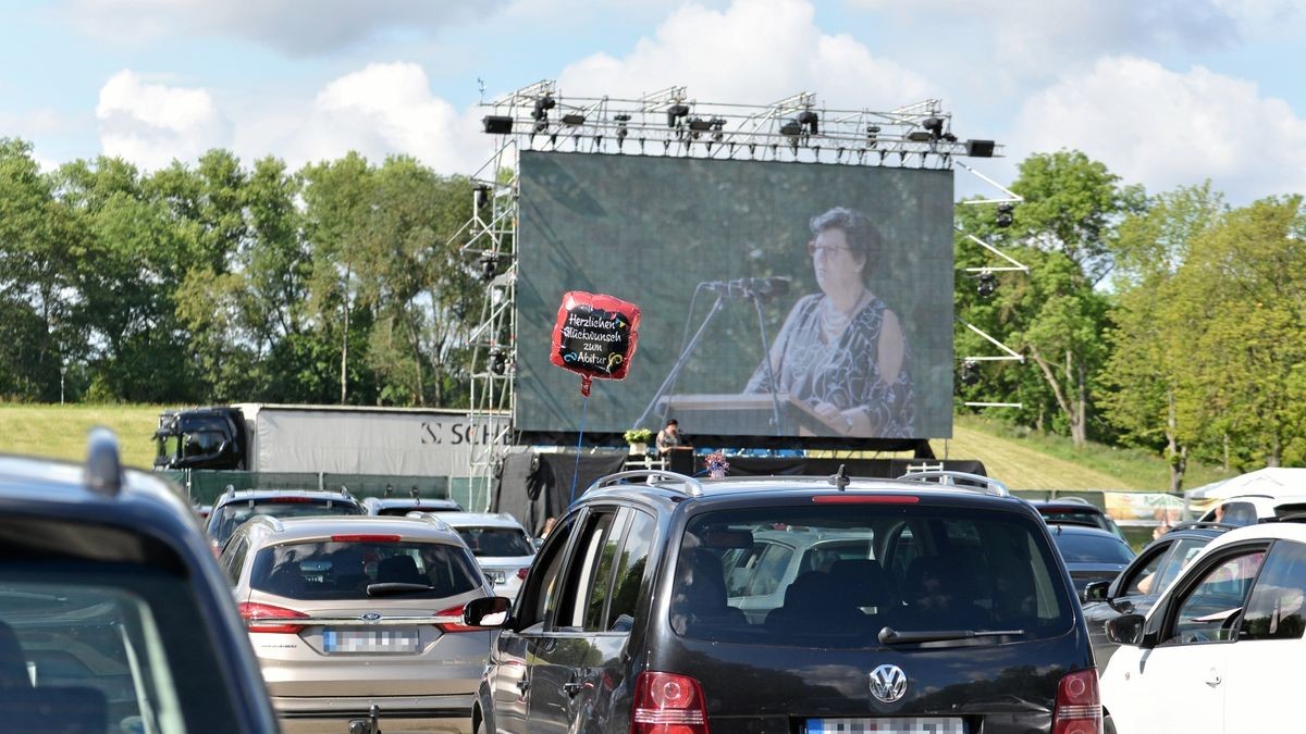 Am Samstagvormittag hat das Gymnasium Bergschule in Apolda coronabedingt eine andere Form für ihre Zeugnisausgabe gewählt - sie fand im Autokino auf der Herressener Promenade statt. Über 350 Besucher in rund 120 Autos verfolgten die Vergabe der Abschlüsse an die 46 Abiturienten des Jahrgangs. Regionale und überregionale Medien berichteten über dieses besondere Ereignis.