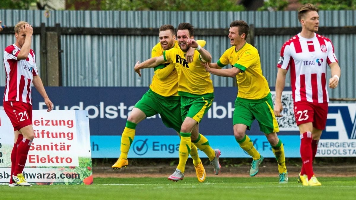 Torschütze Jakob Schneider jubelt mit Markus Güttich und Benjamin Bahner nach dem 1:0-Treffer im Halbfinalspiel des Landespokals der Rudolstädter gegen Rot-Weiß Erfurt im Mai 2016. Mitte August soll Einheit den FC Rot-Weiß zum ersten Oberligapunktspiel empfangen.