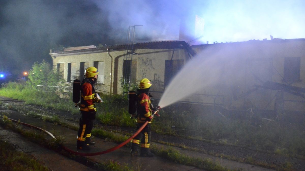 Ein leerstehendes Haus brannte Donnerstagnacht in Arnstadt. Der Löscheinsatz dauerte bis in die frühen Morgenstunden. Verletzte gab es nicht.