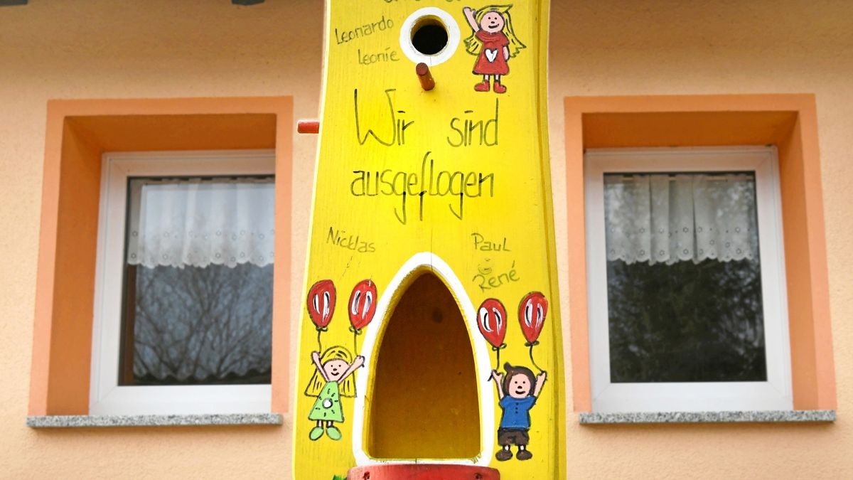 „Wir sind ausgeflogen“ steht auf einem Vogelhäuschen vor dem Gebäude des Kindergartens „Storchenglück“ in Orlishausen. Derzeit läuft in den Kitas eingeschränkter Regelbetrieb, voraussichtlich ab Ende August soll der Normalbetrieb wieder starten.