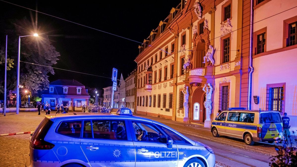 Polizei ermittelt wegen schwerer Körperverletzung und Landfriedensbruchs. 