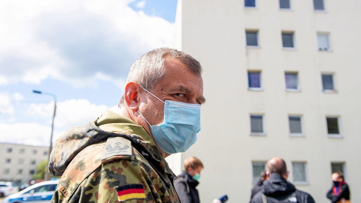 Bundeswehrsoldaten des Panzergrenadierbataillons 391 aus Bad Salzungen unterstützten die Mitarbeiter/innen der Erstaufnahmeeinrichtung Suhl dabei, die Einrichtung so zu gestalten, um den Bewohnern einen ausreichenden Schutz gegen Corona bieten zu können. (Archiv-Bild)