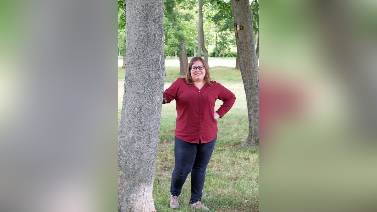 Die Klimaschutzmanagerin Mareike Naylor hat in England als Schreinerin viel mit Holz gearbeitet. Im Bild steht sie im Schlosspark in Sondershausen, dem grünen Herz der Stadt.