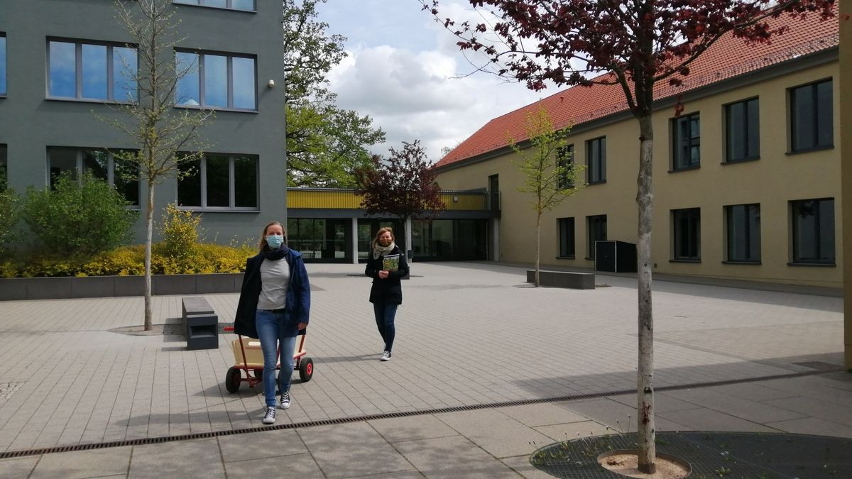 Die Grundschule Schöndorf nach dem Lockdown: Lehrerinnen mit Materialien auf dem Weg zu den Schülern, die die Aufgaben nicht ausdrucken können (Archivfoto).