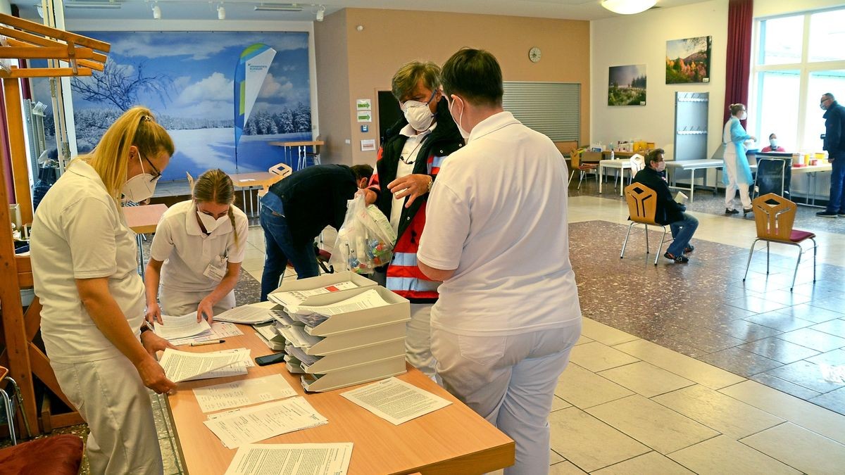 Mitarbeiter des Universitätsklinikums Jena testeten im Gemeindezentrum die Neustädter auf eine Corona-Infektion.