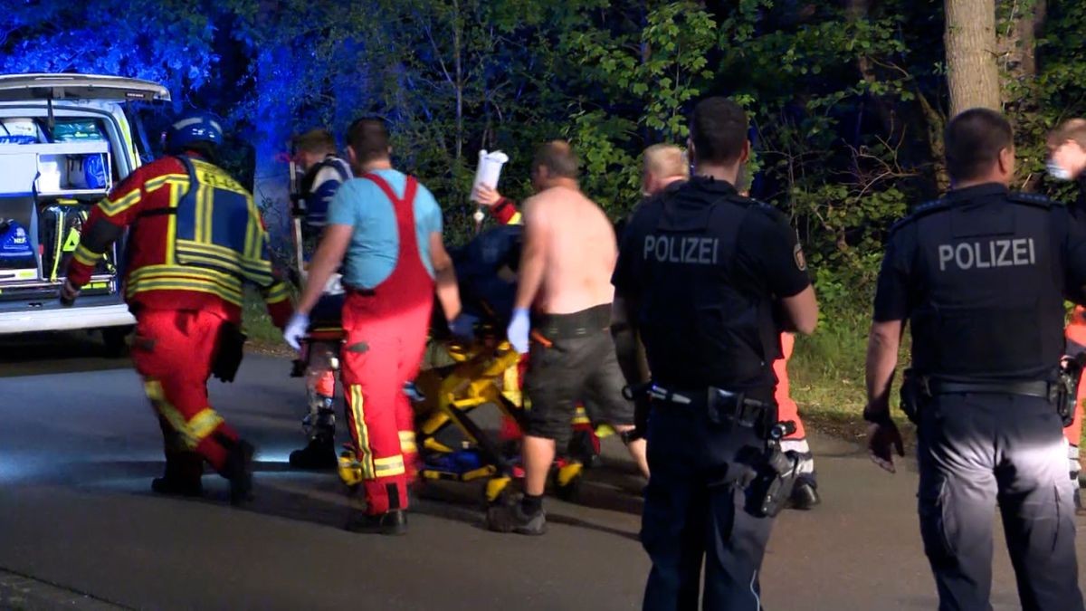 Der Vater wurde erst Minuten später von Polizisten und zwei Passanten aus dem Wasser gezogen.