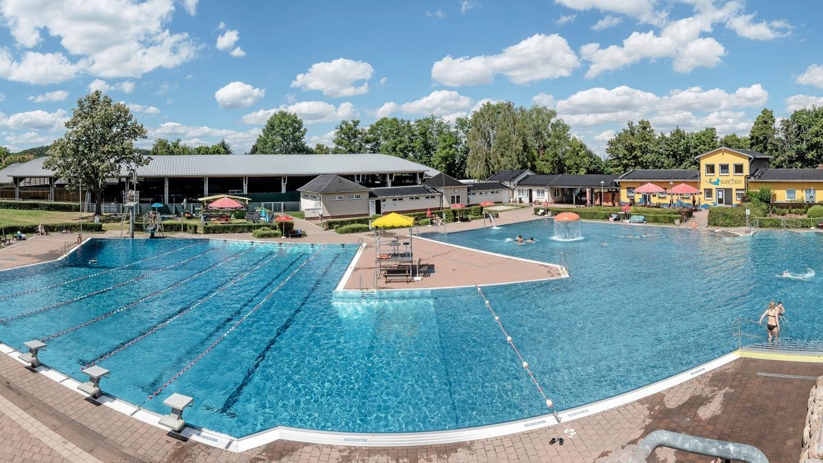 Das Freibad im Waltershäuser Freizeitzentrum Gleisdreieck hat zur Zeit weniger Besucher als die Corona-Einschränkungen erlauben würden. Nur am Wochenende mussten einige wenige kurze Zeit bis zum Einlass warten.