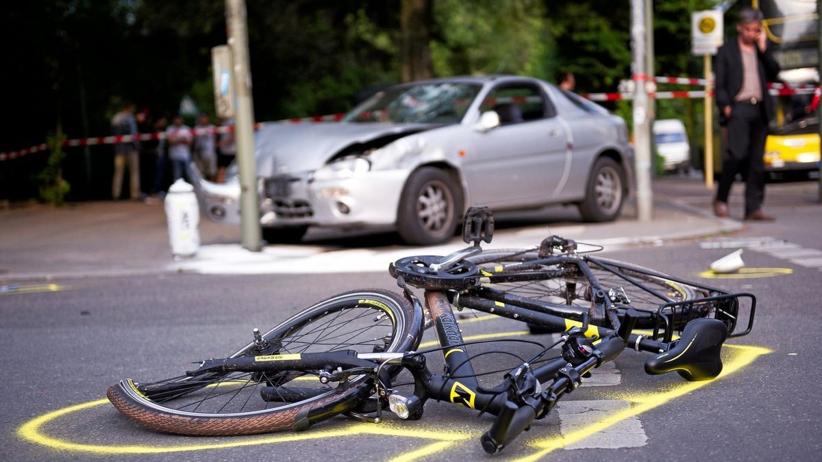 Eine Fahrradfahrerin ist bei einem Unfall in Arnstadt gestorben. Ihr getrennt lebender Mann soll sie überfahren haben (Symbolfoto). 