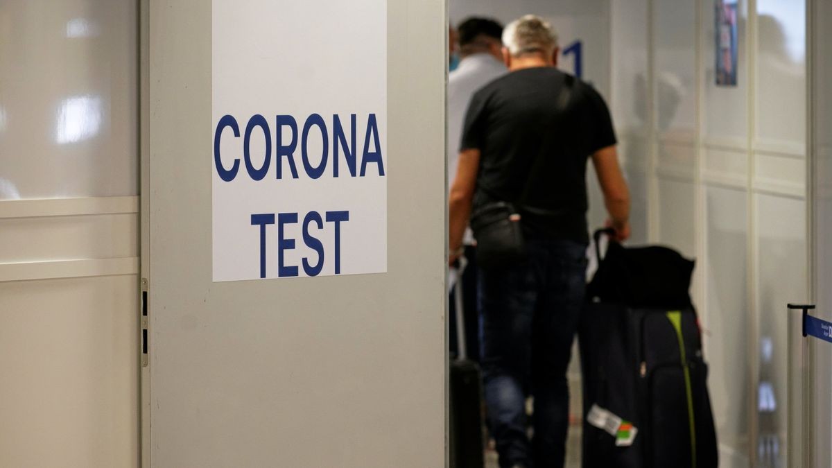 Reiserückkehrer gehen zum Corona-Testzentrum im Flughafen Düsseldorf. 